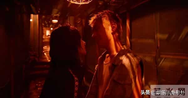 易烊千玺和李庚希上演了一场“咬脖”戏,末日禁忌恋磕疯了