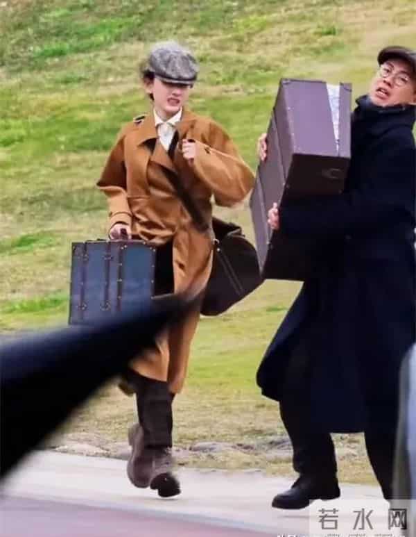 民国兄妹欢乐多！郭麒麟宋祖儿拎箱逃荒喜感十足