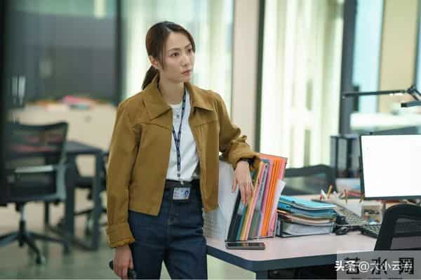 新闻女王2｜记者小花被指撞脸颜仟汶？一样有仙气！网民：像母女