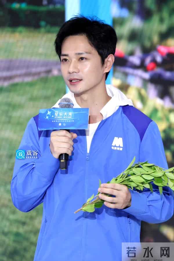 央视镜头下，37岁曹骏太抢镜：体面的中年人，都养成了反油腻体质