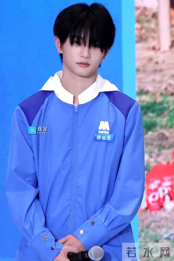 央视镜头下，37岁曹骏太抢镜：体面的中年人，都养成了反油腻体质