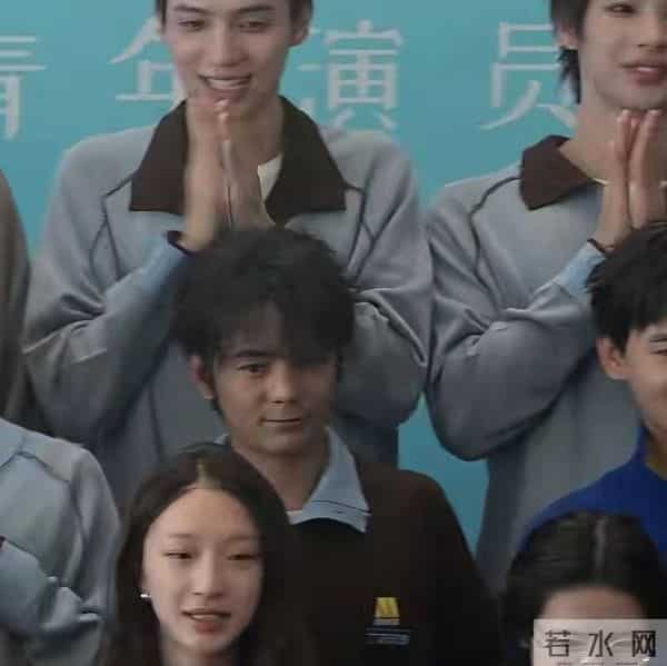 央视镜头下，37岁曹骏太抢镜：体面的中年人，都养成了反油腻体质