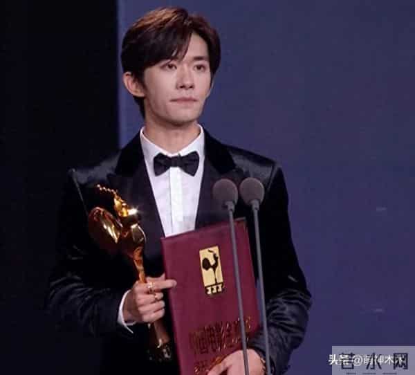 金鸡奖颁奖名场面！宋佳二封咏梅失落，易烊千玺拿奖张艺谋乐开花