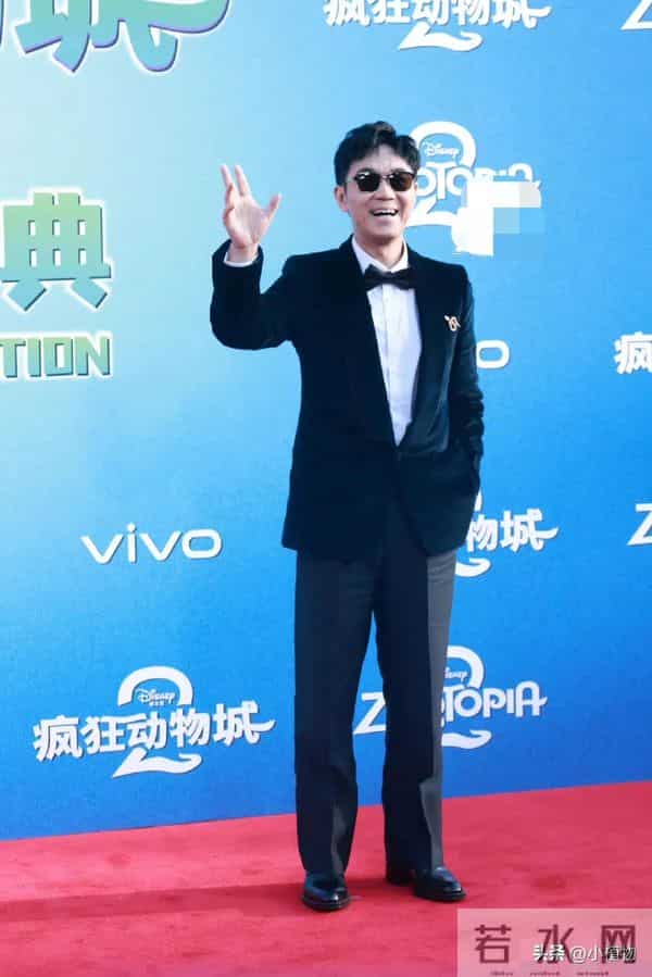 迪士尼庆典 金晨嘴歪脸馒化 王安宇帅的好突出 64岁费翔风采不减当年