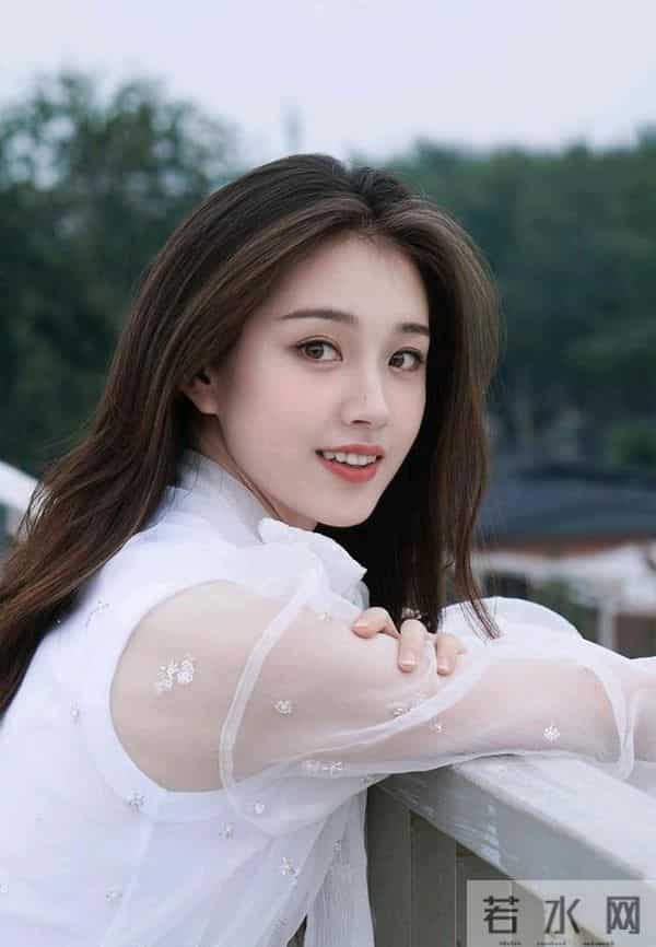 刘诗诗也不会想到，曾在她身边演丫鬟的女孩，在另一个赛道成顶流