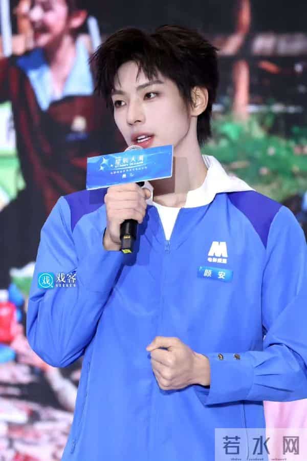 央视镜头下，37岁曹骏太抢镜：体面的中年人，都养成了反油腻体质