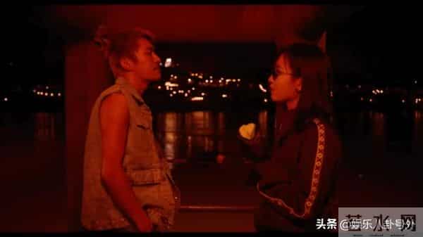 易烊千玺和李庚希上演了一场“咬脖”戏,末日禁忌恋磕疯了