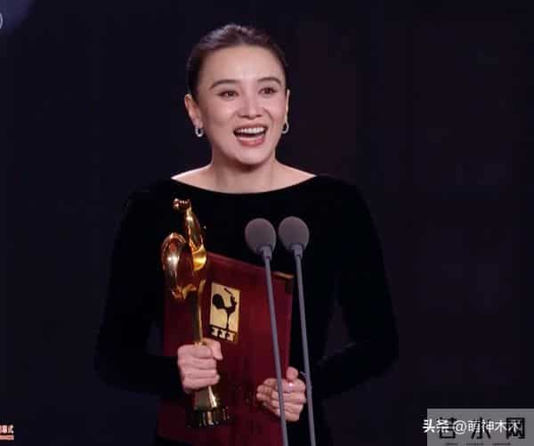 金鸡奖颁奖名场面！宋佳二封咏梅失落，易烊千玺拿奖张艺谋乐开花