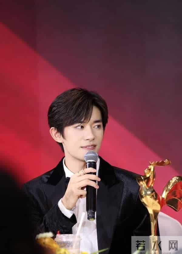 金鸡奖影帝易烊千玺被问想不想谈恋爱，忍不住“第一次翻白眼”