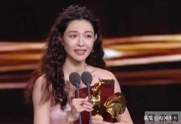 金鸡奖颁奖名场面！宋佳二封咏梅失落，易烊千玺拿奖张艺谋乐开花