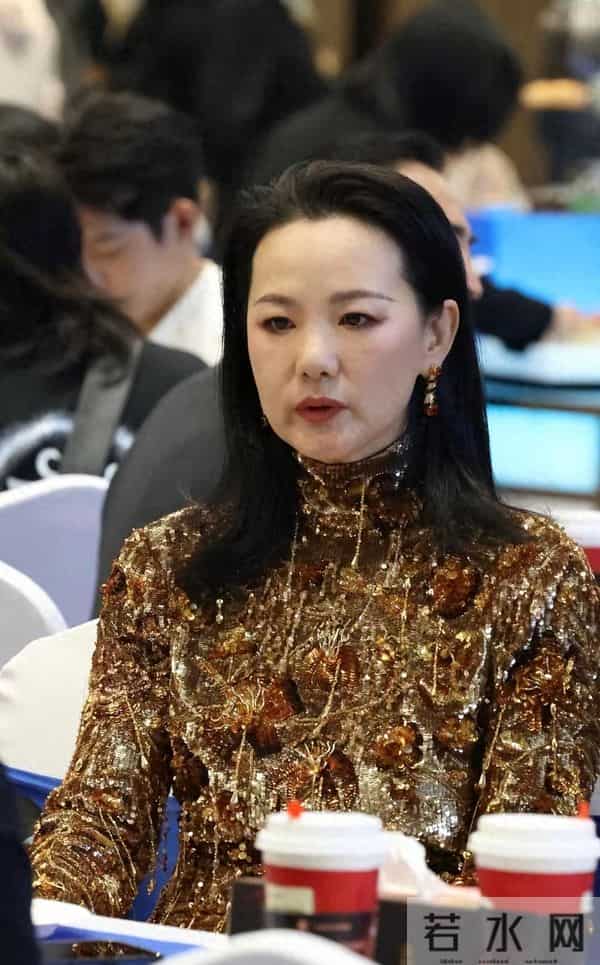 金鸡奖最佳女主角揭晓，宋佳获奖咏梅表情微妙，评奖标准引争议