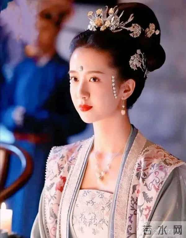 从青涩到惊艳！许龄月在《唐诡3》突破自我，红衣美人让人心动！