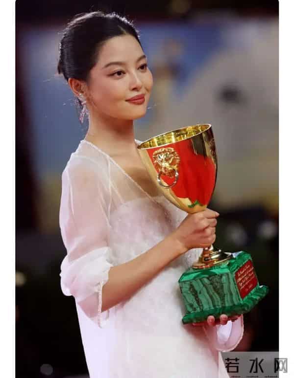 宋佳该睡不着了,金鸡影后全网大翻车,倪萍下场,郝蕾说的没错