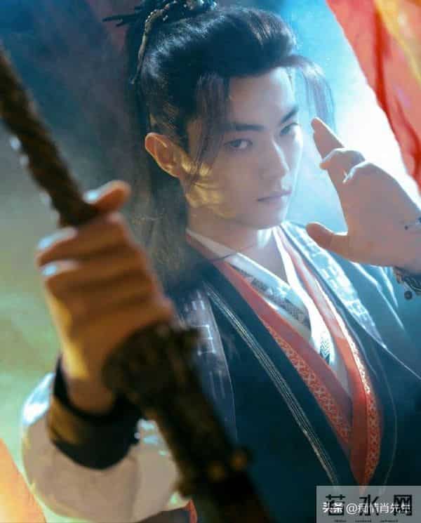 许凯目前3部待播剧，1部在拍摄，虽受负面新闻影响，但有他们力保