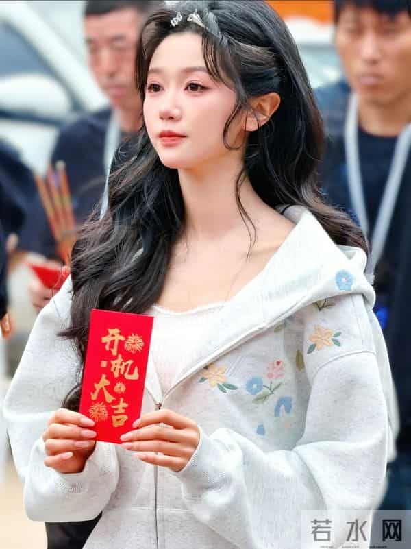 爆款预警！柯淳“杀回”短剧圈！首搭岳雨婷组CP，这甜度要超标了