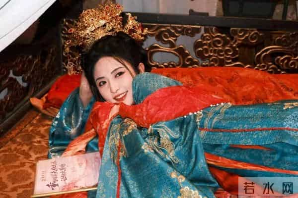 一个女演员，被困“虐女”流水线的两年