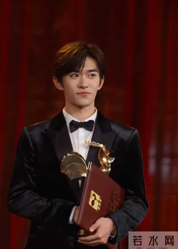 金鸡奖影帝易烊千玺被问想不想谈恋爱，忍不住“第一次翻白眼”