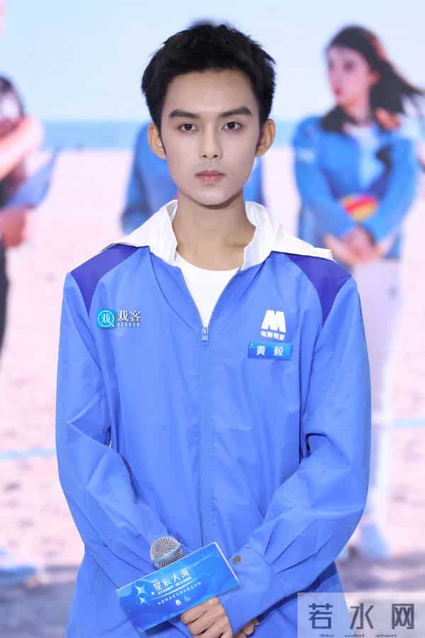 央视镜头下，37岁曹骏太抢镜：体面的中年人，都养成了反油腻体质