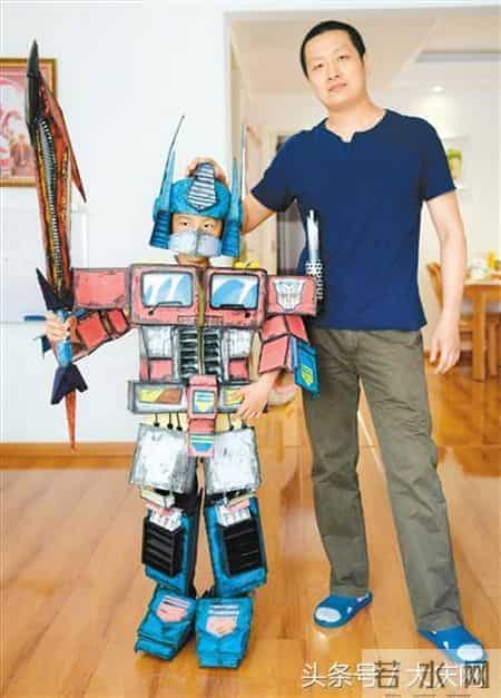 这个爸爸了不起 为一年级儿子 打造擎天柱盔甲