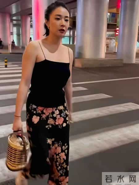 大嫂高叶太丰满了,大胆穿西装都兜不住好身材,我感慨资本会选人