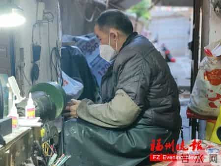 福州“修鞋叔叔”走红！47年老手艺圈粉网友，有人跨越大半个城找他