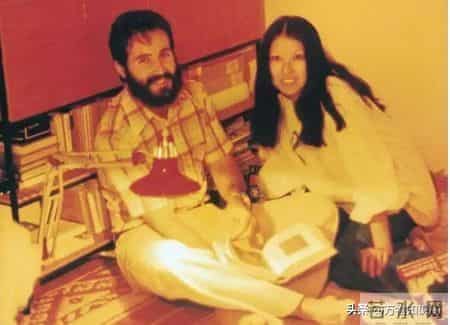 流浪诗人三毛自杀前旧照:眼神满是哀伤,47岁用丝袜在卫生间自缢