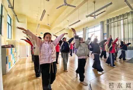 校园一角作文400字,校园一角作文400字四年级操场