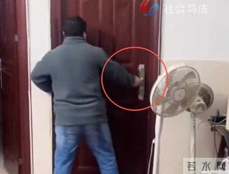 当爸爸来敲门,父亲砸门打女儿后续：正脸被扒，女儿吓到躲卧室，母亲发声曝更多