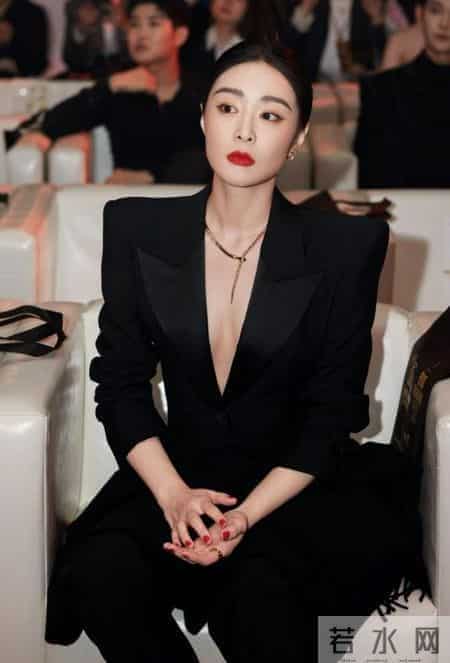 大嫂高叶太丰满了,大胆穿西装都兜不住好身材,我感慨资本会选人