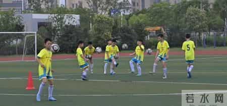 我的体育老师在踢“苏超”，节日快乐！