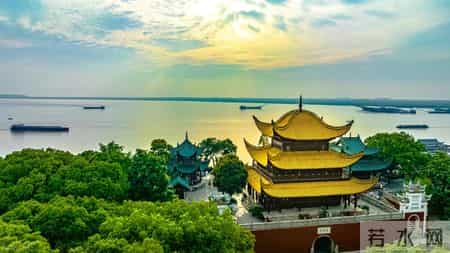 湖光秋月两相和 潭面无风镜未磨,唐诗名句“湖光秋月两相和潭面无风镜未磨”赞美的是哪里的美景?