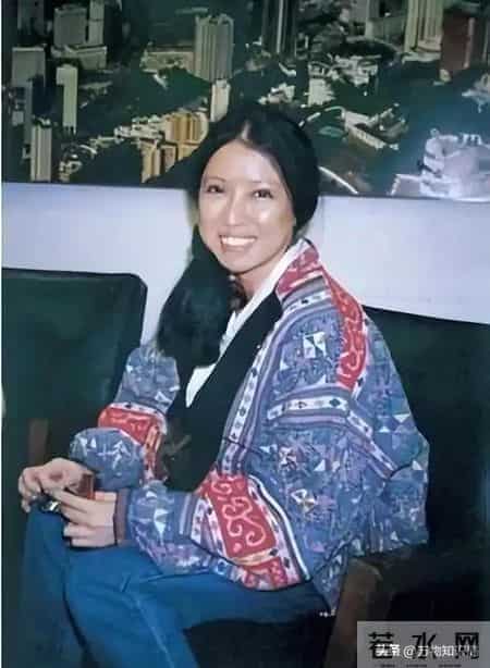 流浪诗人三毛自杀前旧照:眼神满是哀伤,47岁用丝袜在卫生间自缢