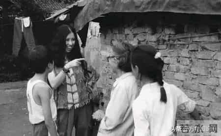 流浪诗人三毛自杀前旧照:眼神满是哀伤,47岁用丝袜在卫生间自缢