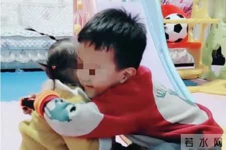 哥哥总喜欢亲近妹妹，宝妈好奇掀开妹妹襁褓一看，脸瞬间吓白了