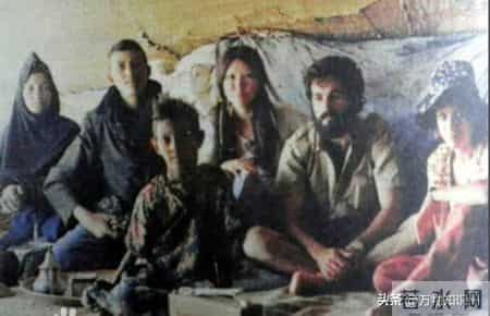 流浪诗人三毛自杀前旧照:眼神满是哀伤,47岁用丝袜在卫生间自缢