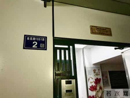 这小区怎么家家门牌都有“奇怪的码”？原来，这是举报隔壁“陌生面孔”的利器