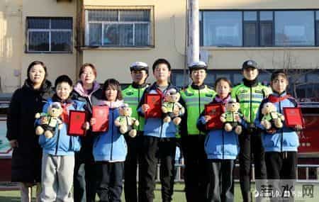 近千篇作品！交通安全征文受热捧，聊城交警进校园为孩子们颁奖