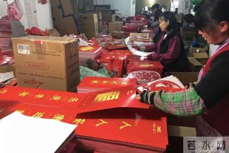 合家欢乐迎富贵是上联还是下联,临近春节,春联厂老板夜不能寐,他发现了很多企业相同的“秘密”