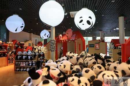 小小动物园400字优秀作文免费,玩偶、冰箱贴、文创包、钥匙扣……去一趟动物园，把动物园“买”回家