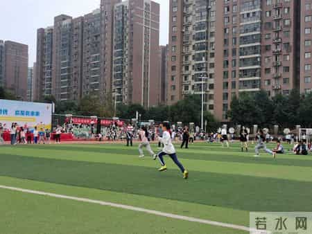 小学运动会入场词,小学运动会有激情有欢乐：学生入场表演展现个性