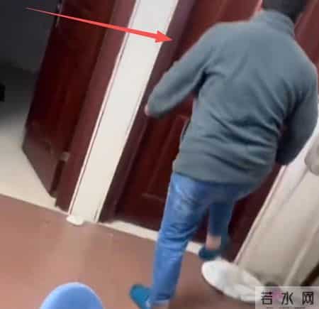 当爸爸来敲门,父亲砸门打女儿后续：正脸被扒，女儿吓到躲卧室，母亲发声曝更多