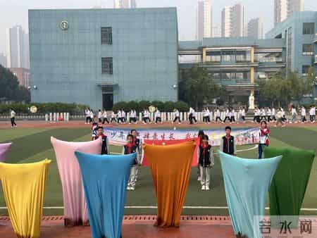 小学运动会入场词,小学运动会有激情有欢乐：学生入场表演展现个性