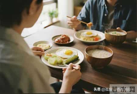 我的恋爱日记：他记下我1239个早餐喜好时，我以为自己被爱着