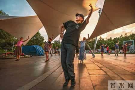 幸福的背影，这才是爱情中最美好的样子！