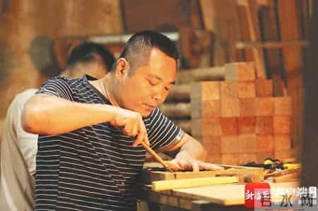 卖木雕的少年,文化周刊 - 从“少年刻梁郎”到“南海工匠”：黄氏木雕的父子接力