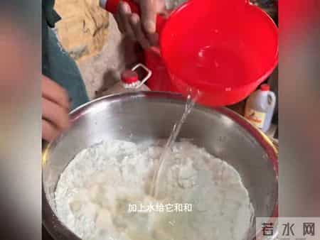 关于美食的作文,农村美食日记：咸馍，可乐鸡翅，蒜苔炒肉，一顿饭的烟火气...