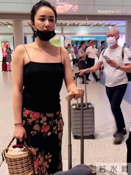 大嫂高叶太丰满了,大胆穿西装都兜不住好身材,我感慨资本会选人