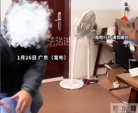 当爸爸来敲门,父亲砸门打女儿后续：正脸被扒，女儿吓到躲卧室，母亲发声曝更多