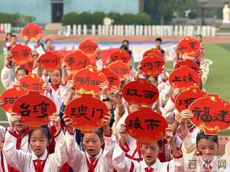 小学运动会入场词,小学运动会有激情有欢乐：学生入场表演展现个性