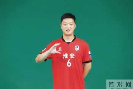 我的体育老师在踢“苏超”，节日快乐！